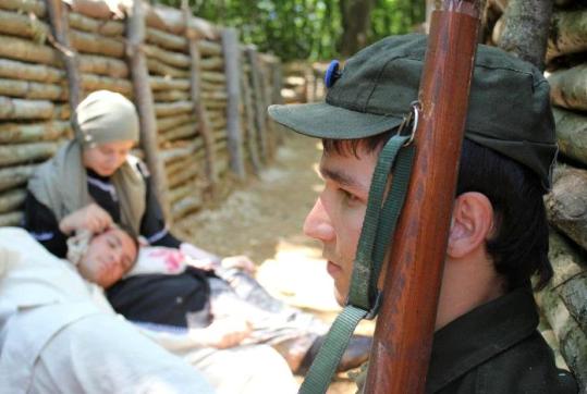 Sırf Tiyatro Servetiye siperlerinde