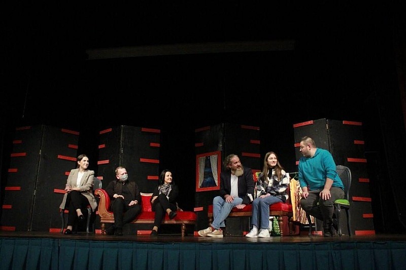 Tatlı Ve Öfkeli Gölcük'te  Sahnelendi